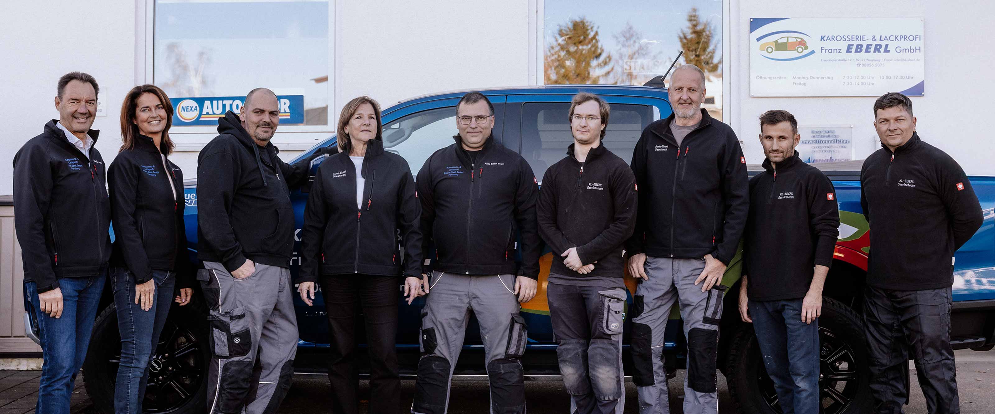 Geschäftsführung und Mitarbeiter des Betriebs vor dem Firmengebäude.